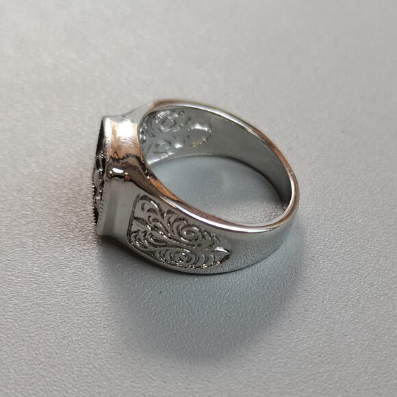 Nearly new women's classic fashion style rings - Picture 5 of 5